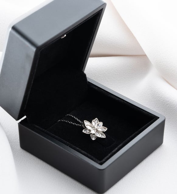 Silvano Jewelry 925 Ayar Gümüş Işıklı Kutuda Lotus Kolye
